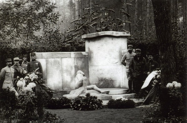 Une photo du camp de Darmstadt sur laquelle se voit le monument que les prisonniers avaient élevé à leurs camarades morts, archive privée.