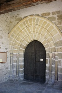 Porte de l’église de Chaptelat, avec ex-voto, Colette Tromas, Mémoire de Nieul et Alentours