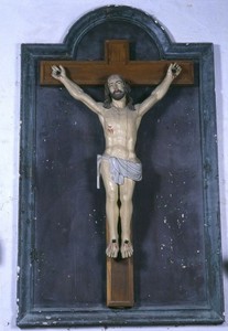 Christ en Croix, croix encadrée, crédits photo Lefevre, S. - © Inventaire général, ADAGP