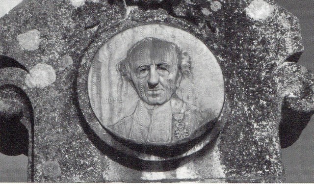 Médaillon réalisé par Couteillas sur la stèle de l’abbé Rousseau. (Chaptelat)