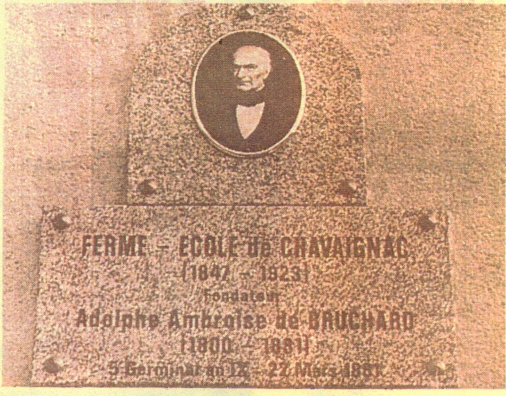 Plaque commémorative en l’honneur d’Adolphe Ambroise de Bruchard, apposée en 1994, à l’occasion de "Science en fête", grâce au concours de l’association Mémoire de Nieul et Alentours et du Docteur Marbouty.