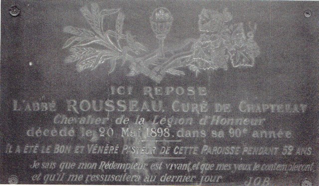 Plaque apposée sur la stèle de l’abbé Rousseau au cimetière de Chaptelat.