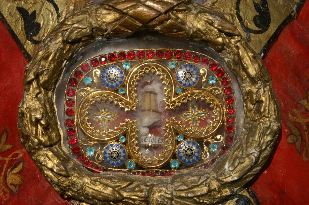 Relique de Saint Eloi dans l’église de Chaptelat. Photo AN pour MNA